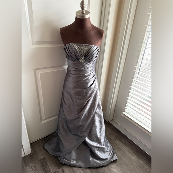 Elegant Silver Evening Gown Size 5 Juniors - Picture 2 of 5